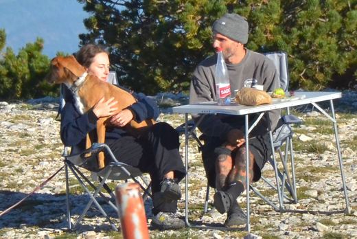Deux personnes installées à une table en plein air.